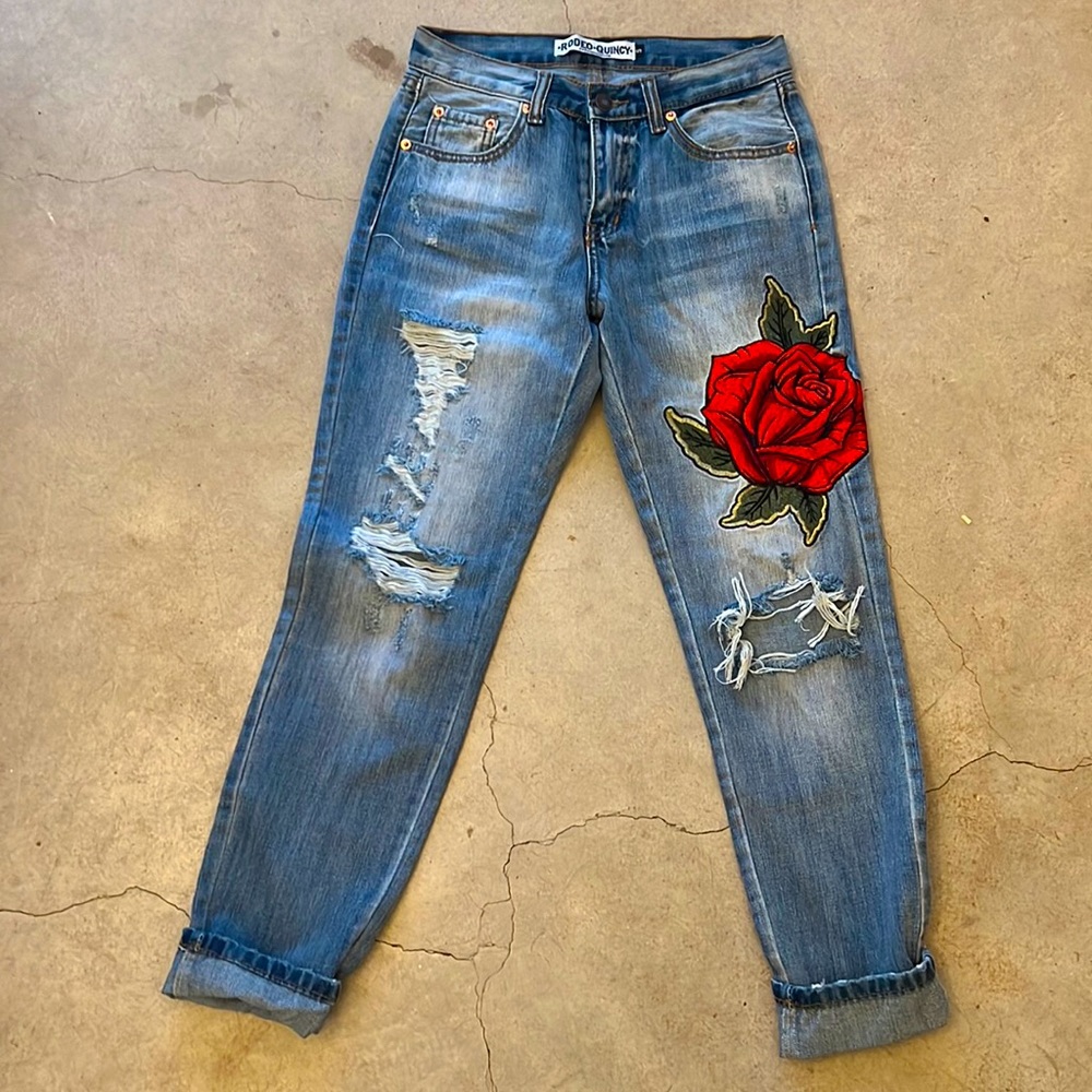 Ripped Ankle length jeans with rose appliqués.